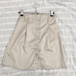 Sexy tan mini skirt!